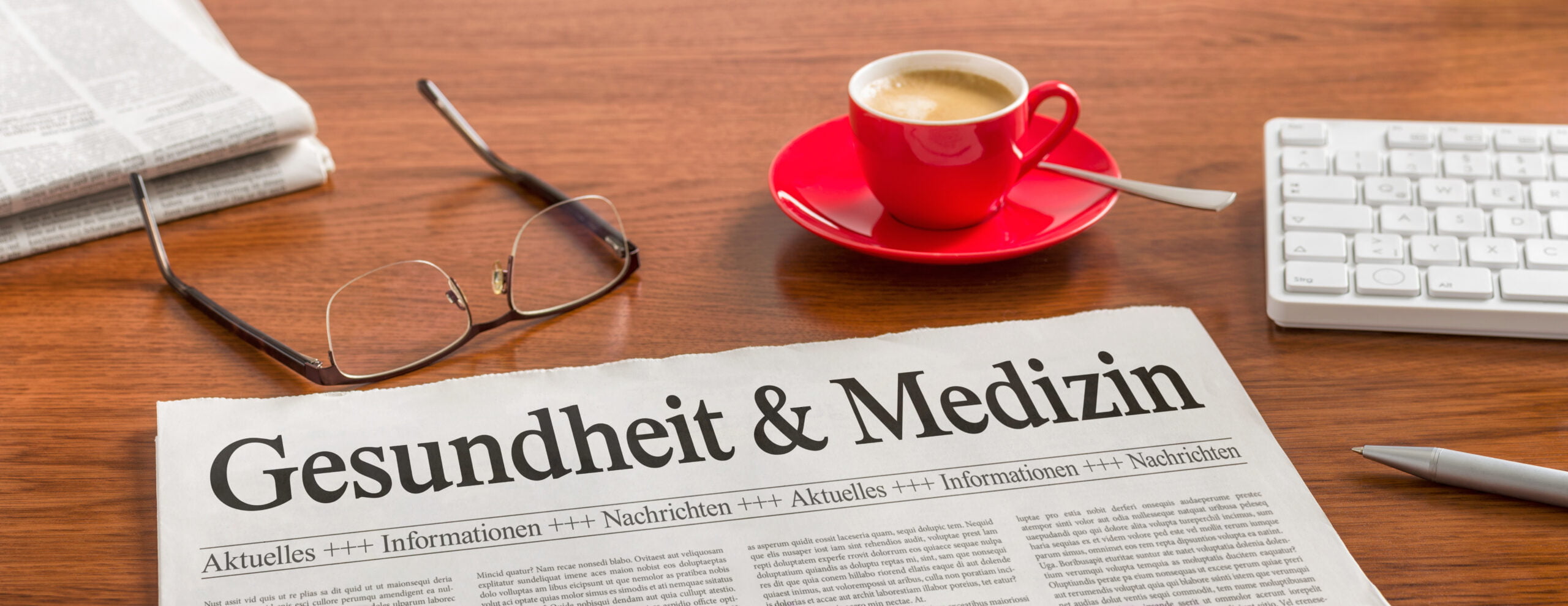 Zeitung auf Schreibtisch - Gesundheit und Medizin
