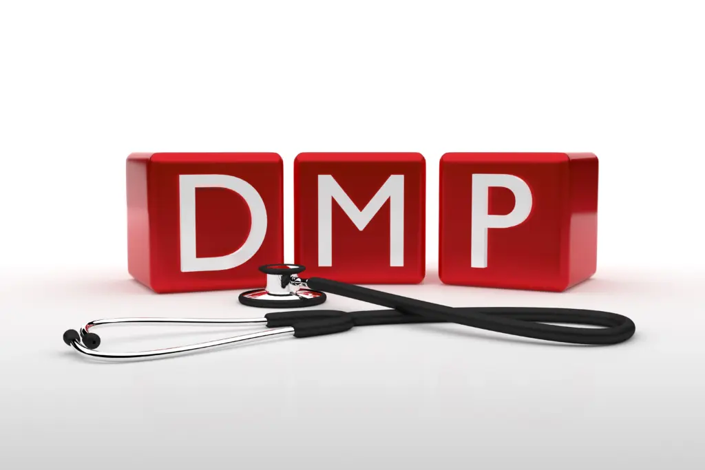Buchstaben DMP für Neues Disease-Management-Programm mit Stetoskop