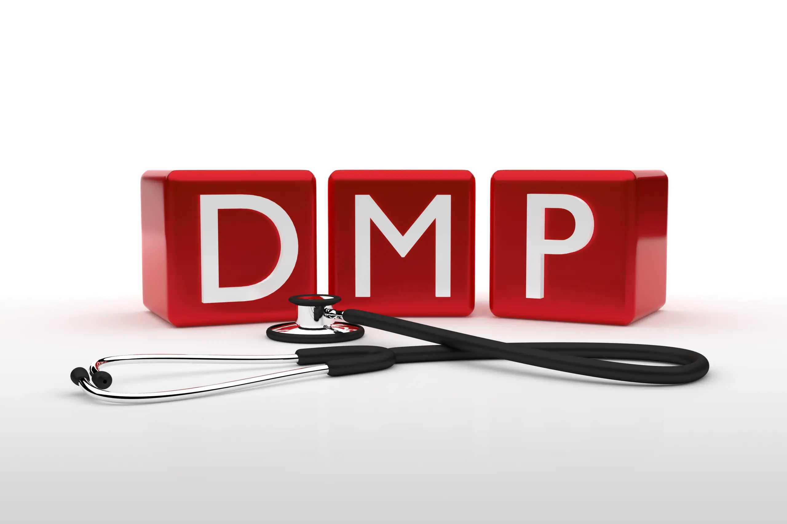 Buchstaben DMP für Neues Disease-Management-Programm mit Stetoskop