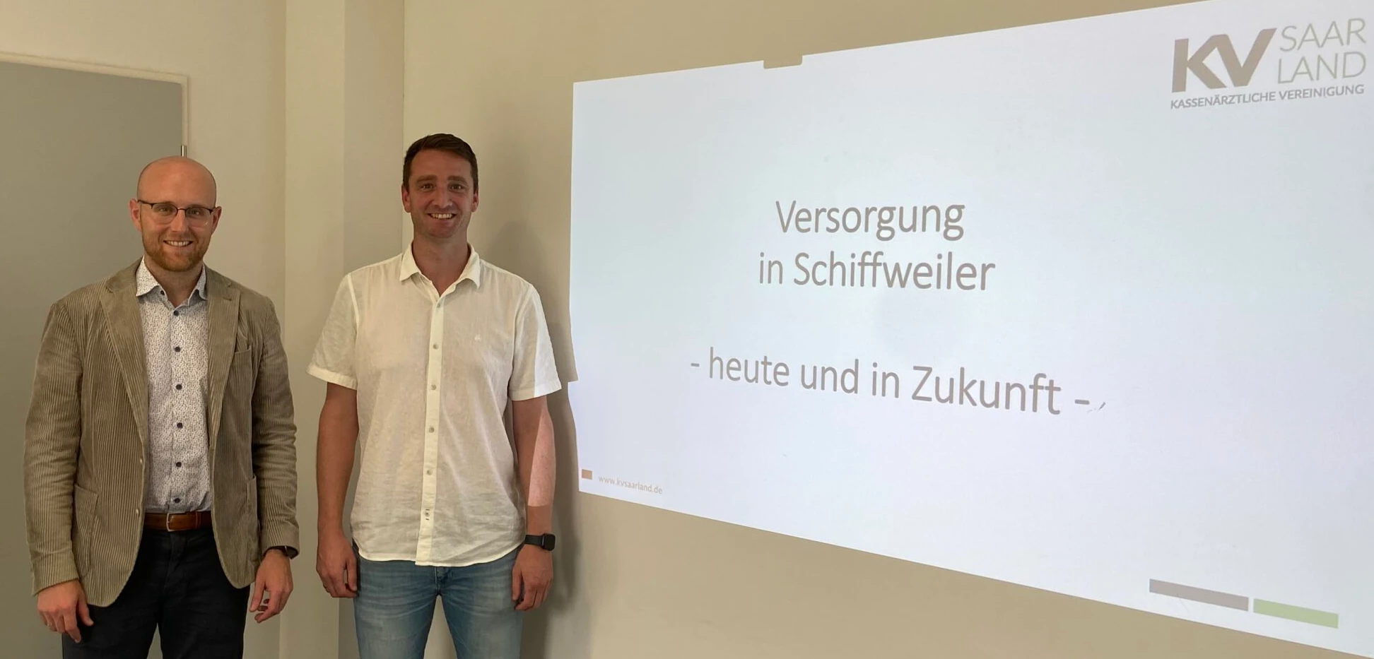 Bürgermeister Cedric Jochum und KVS Mitarbeiter Phillip Hoffmann