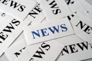 Viele Zettel, auf denen "News" steht