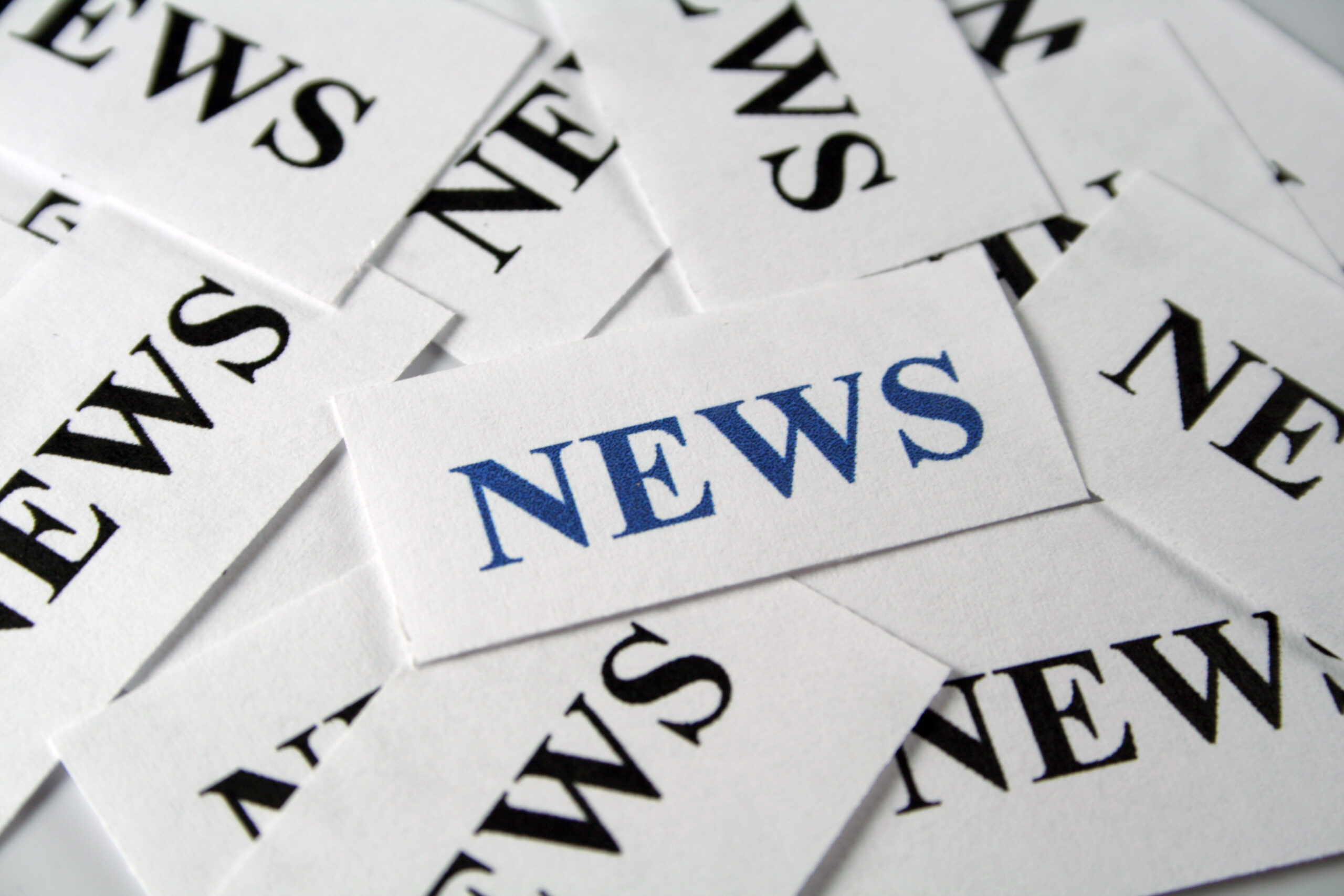 Viele Zettel, auf denen "News" steht
