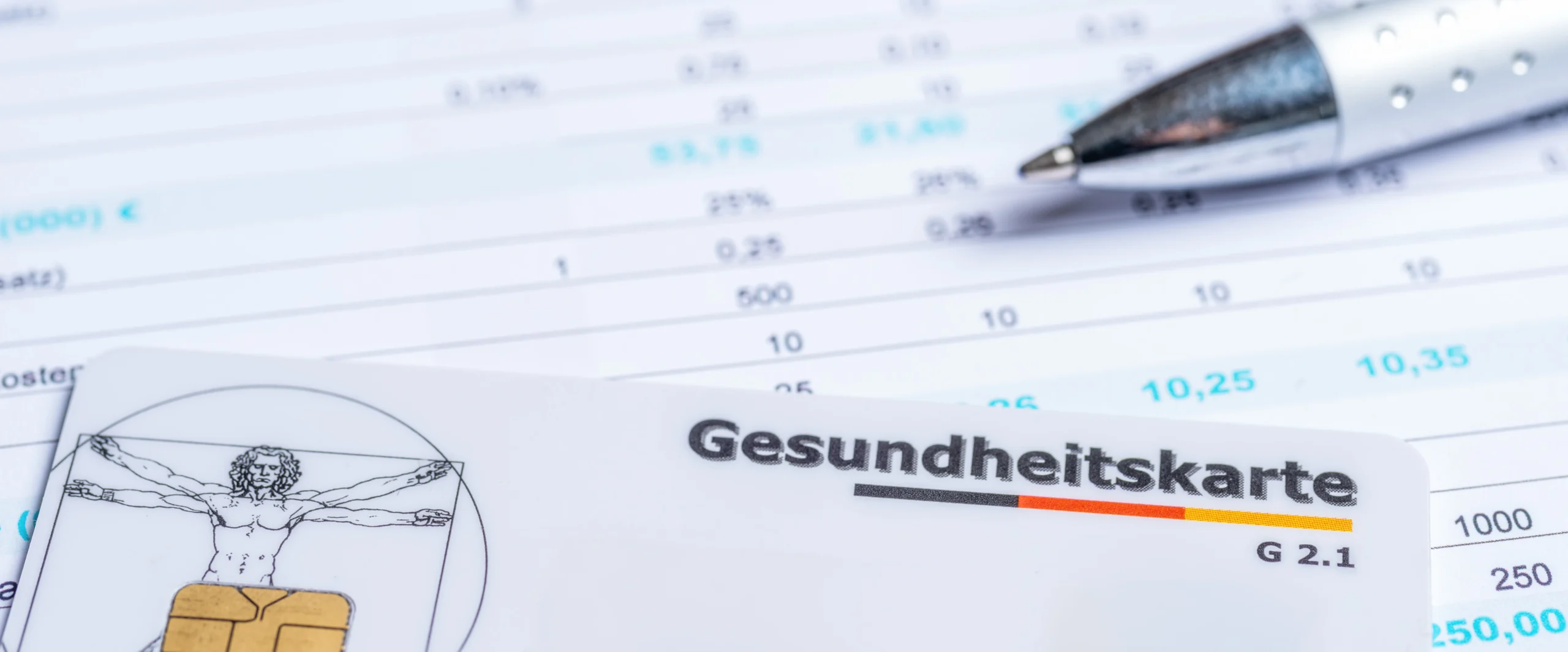 medizinisches Dokument, Gesundheitskarte und Kugelschreiber