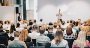 Vortrag oder Vorlesung. Ein Referent vor Publikum.