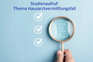 Symbolbild "Lupe über Dokument" darüber Text "Studienaufruf: Thema Hausarztvermittlungsfall"