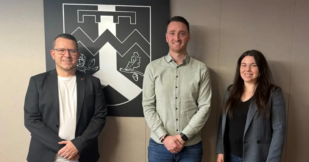 v.l.n.r.: Bürgermeister Sebastian Maas mit Phillip Hoffmann und Lara Bost von der KV Saarland