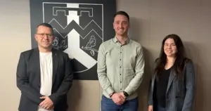 v.l.n.r.: Bürgermeister Sebastian Maas mit Phillip Hoffmann und Lara Bost von der KV Saarland