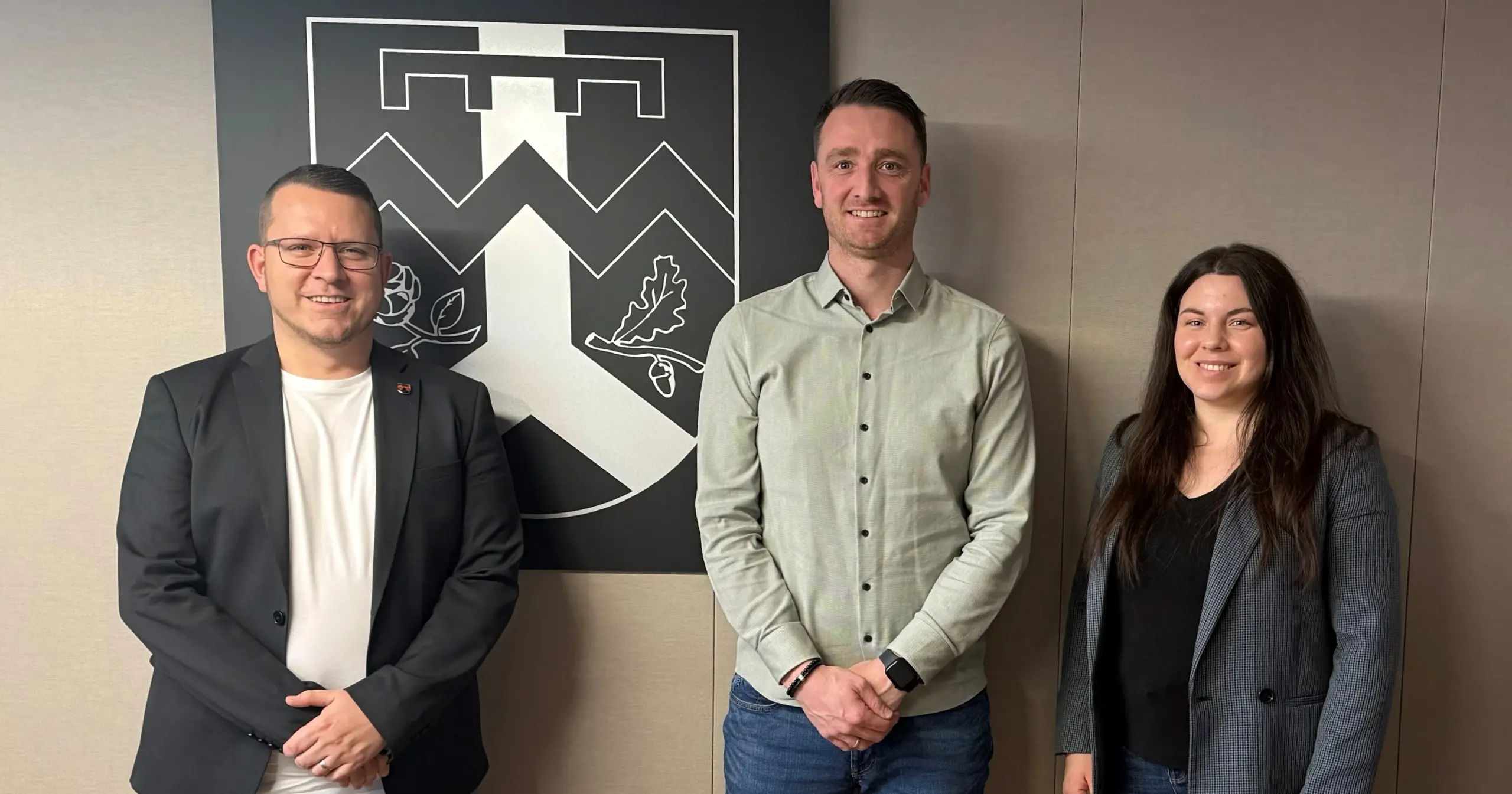 v.l.n.r.: Bürgermeister Sebastian Maas mit Phillip Hoffmann und Lara Bost von der KV Saarland